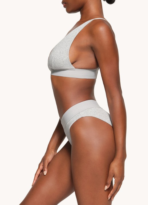 SKIMS Cotton Rib plunge bralette met ribstructuur - detail 3 grijsmele