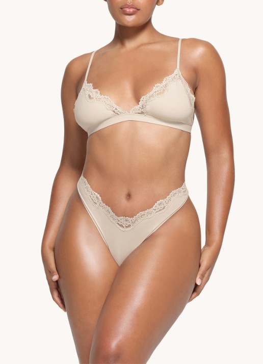 SKIMS Fit Everybody Lace bralette met kant - detail 2 zand