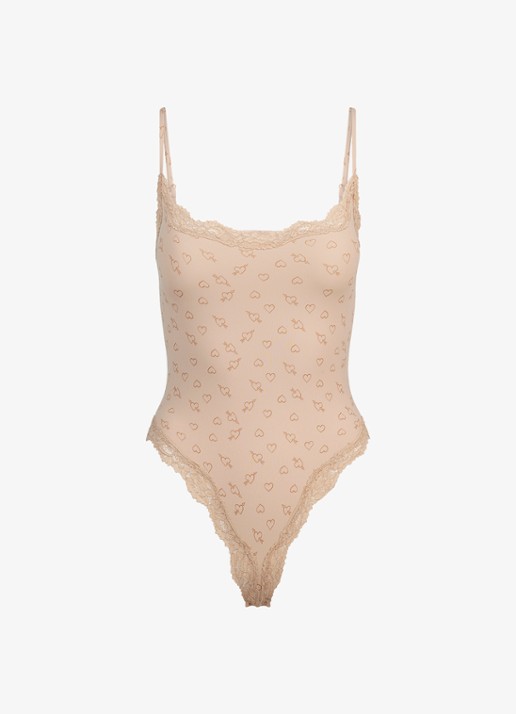 SKIMS Fits Everybody Lace body met print en kant - voorkant 2 mica sketched hearts