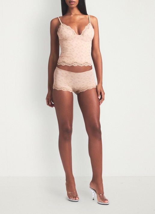 SKIMS Fits Everybody Lace shorty met details van kant  - voorkant 3 mica sketched hearts