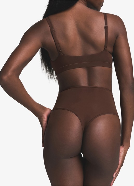 SKIMS Fits Everybody string - achterkant 4 chocoladebruin