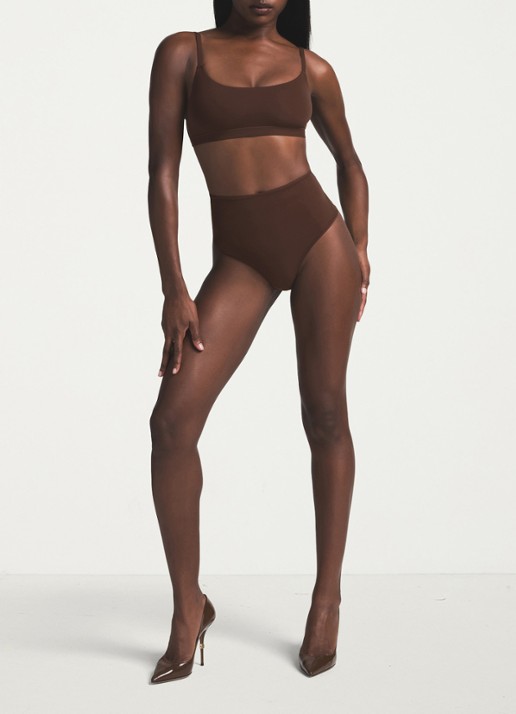 SKIMS Fits Everybody string - voorkant 2 chocoladebruin