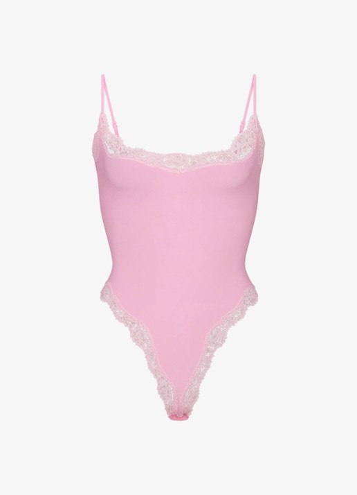 SKIMS Fits Everybody stringbody met details van kant  - voorkant 3 roze