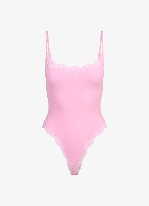 SKIMS Fits Everybody stringbody met details van kant  - voorkant 5 roze