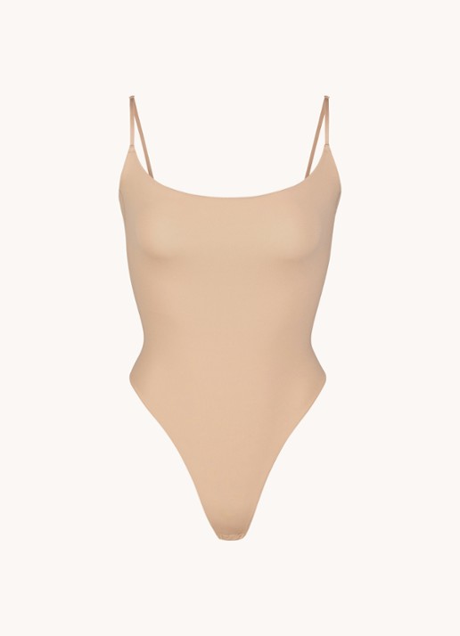 SKIMS Fits Everybody stringbody met stretch - voorkant beige