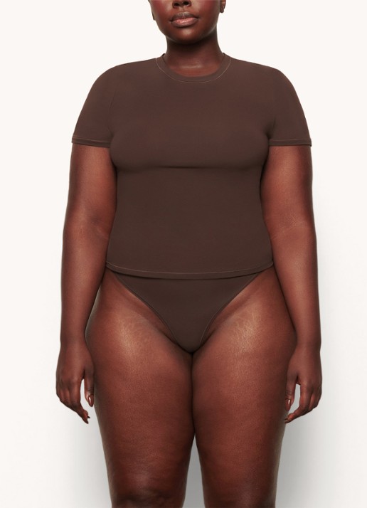 SKIMS Fits Everybody T-shirt met ronde hals - detail 3 chocoladebruin