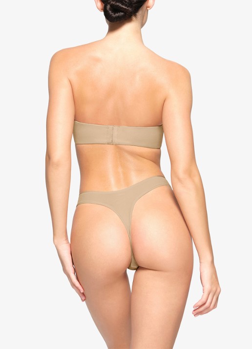 SKIMS Fits Everybody voorgevormde strapless bh met afneembare bandjes - achterkant beige