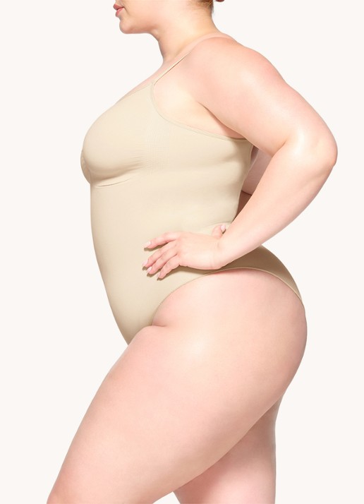 SKIMS Seamless Sculpt corrigerende body met plooidetail - detail 3 zand