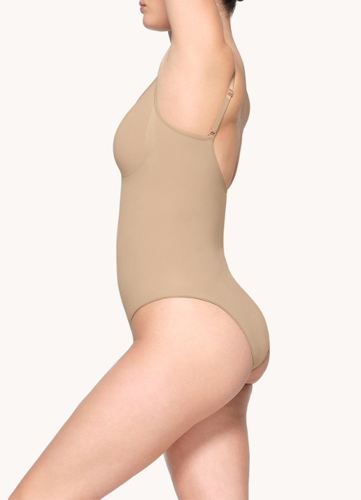 SKIMS Seamless Sculpt corrigerende body met plooidetail - detail 2 beige