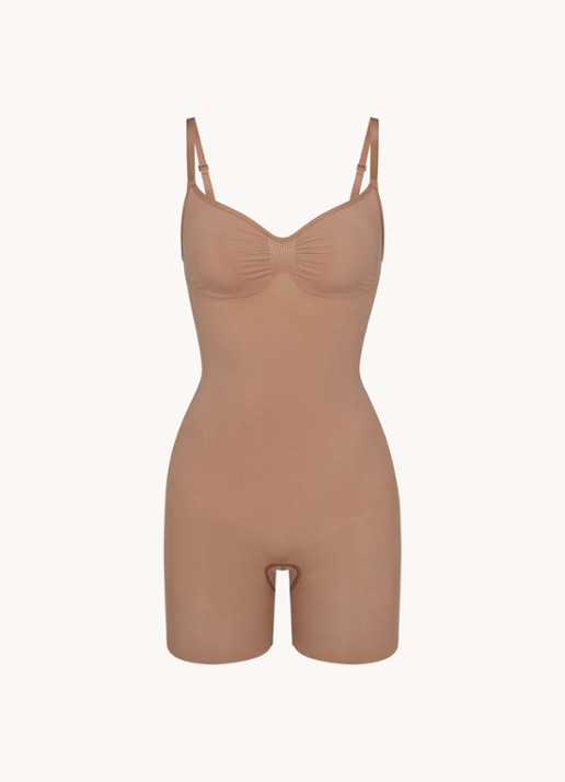 SKIMS Seamless Sculpt corrigerende body met plooidetail - voorkant 3 lichtbruin