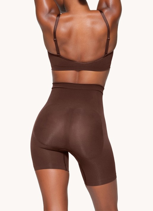 SKIMS Seamless Sculpt high waisted corrigerende short - achterkant donkerbruin