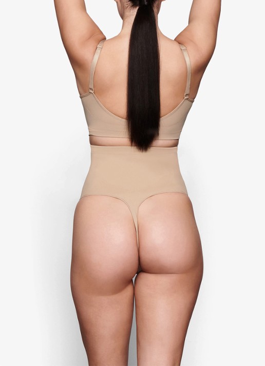 SKIMS Seamless Sculpt high waisted corrigerende string - achterkant 3 beige