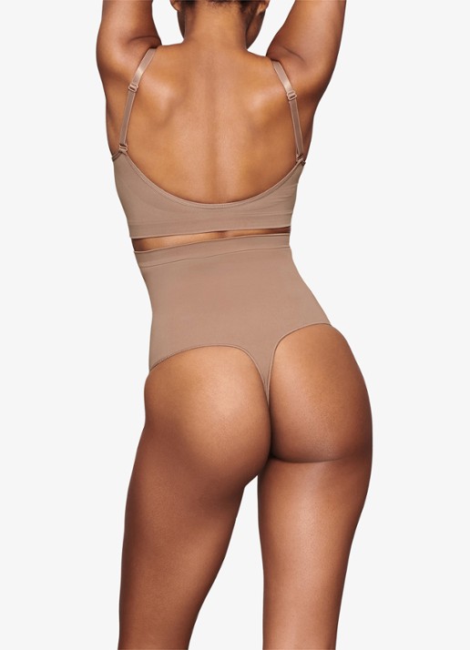 SKIMS Seamless Sculpt high waisted corrigerende string - achterkant 4 lichtbruin