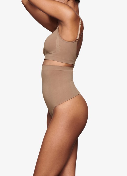 SKIMS Seamless Sculpt high waisted corrigerende string - detail 3 lichtbruin