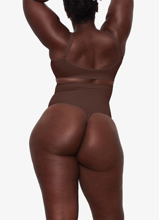 SKIMS Seamless Sculpt high waisted corrigerende string - achterkant 3 donkerbruin