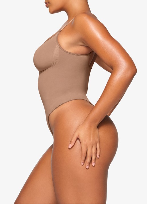 SKIMS Seamless Sculpt low back corrigerende body - detail 2 beige