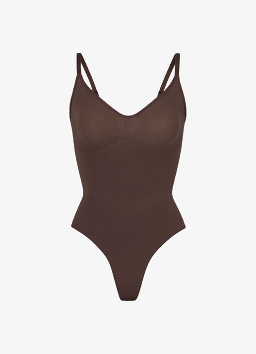 SKIMS Seamless Sculpt low back corrigerende body - voorkant 3 chocoladebruin