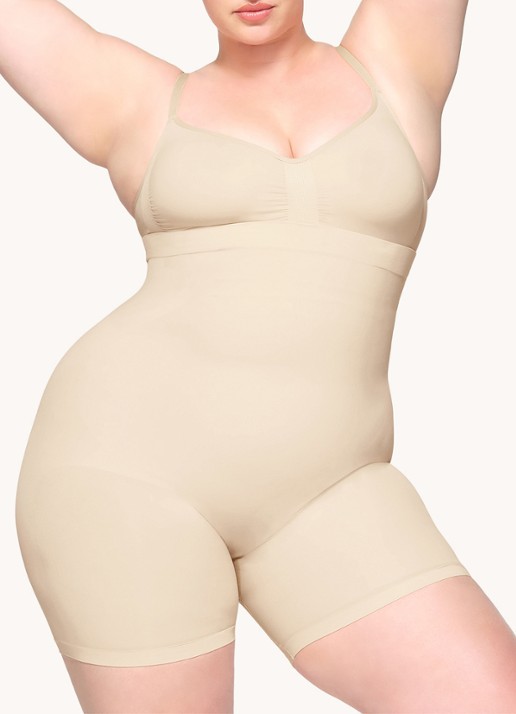 SKIMS Seamless Sculpt mid waisted corrigerende short - detail zand