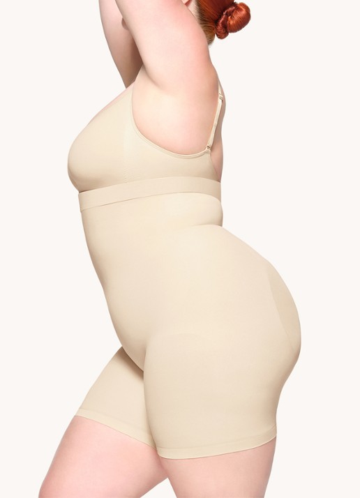 SKIMS Seamless Sculpt mid waisted corrigerende short - detail 2 zand