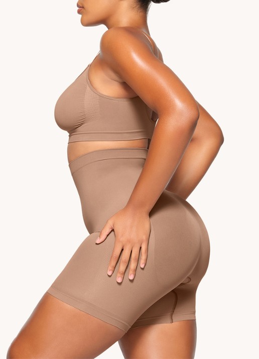 SKIMS Seamless Sculpt mid waisted corrigerende short - detail 2 lichtbruin