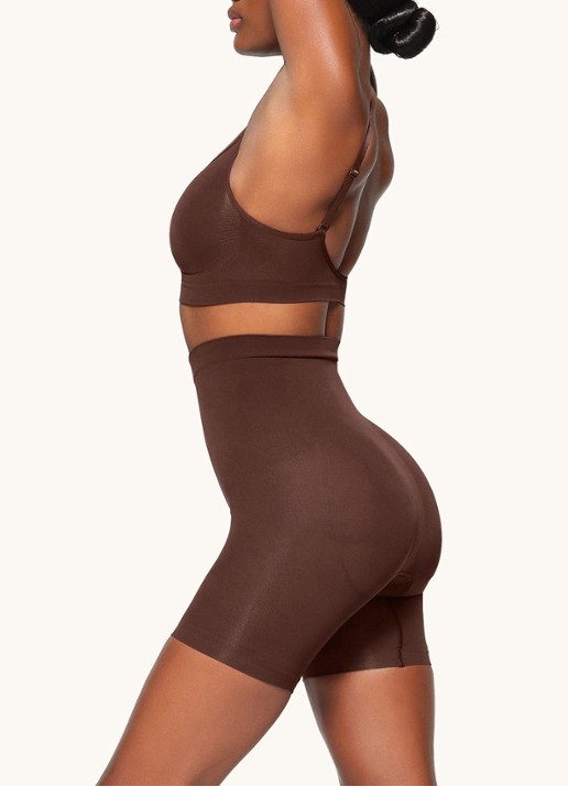 SKIMS Seamless Sculpt mid waisted corrigerende short - detail 3 donkerbruin