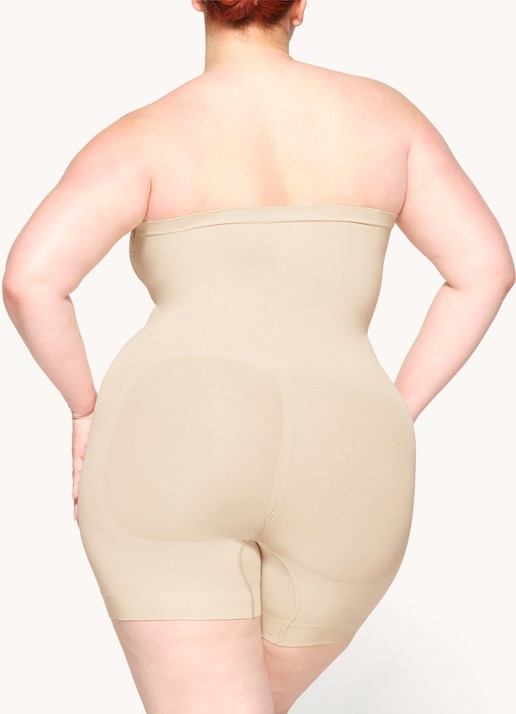 SKIMS Seamless Sculpt strapless corrigerende body - achterkant 4 zand
