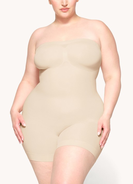 SKIMS Seamless Sculpt strapless corrigerende body - detail zand