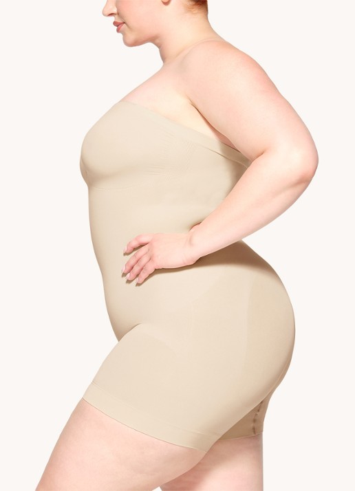 SKIMS Seamless Sculpt strapless corrigerende body - detail 2 zand