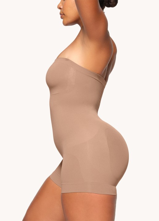SKIMS Seamless Sculpt strapless corrigerende body - detail 2 lichtbruin