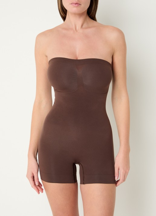 SKIMS Seamless Sculpt strapless corrigerende body - detail 5 chocoladebruin