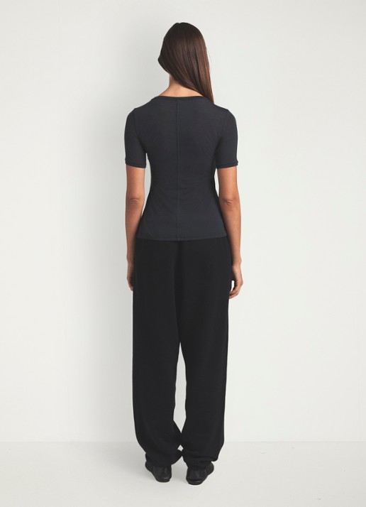 SKIMS Sheer Modal T-shirt in kasjmierblend  - achterkant onyx