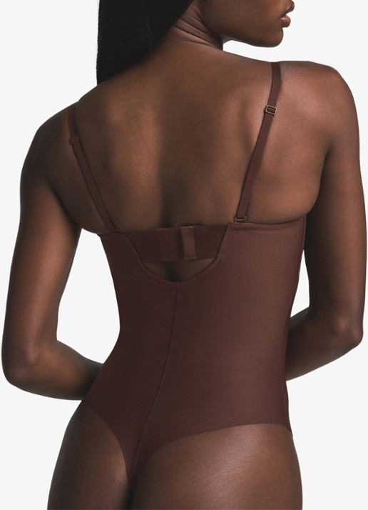 SKIMS Skims Body corrigerende stringbody met beugel - achterkant 2 chocoladebruin