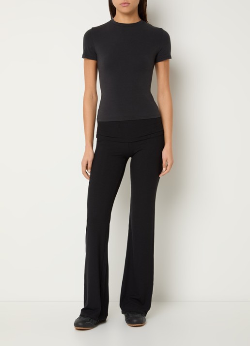 SKIMS Soft Lounge mid waist flared loungebroek - voorkant 4 zwart