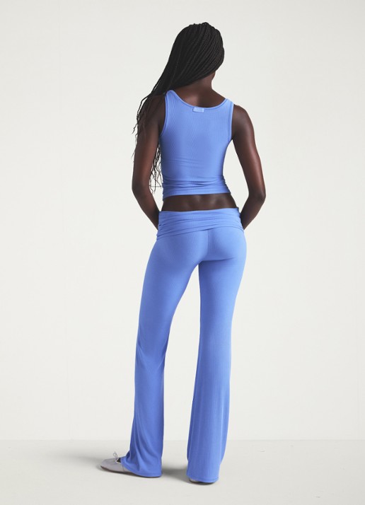SKIMS Soft Lounge mid waist flared loungebroek - detail 5 violet