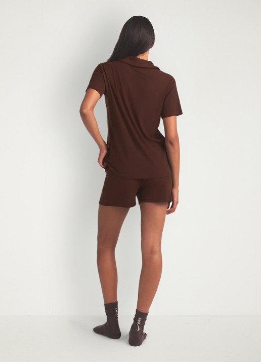 SKIMS Soft Lounge pyjamaset  - achterkant 3 chocoladebruin