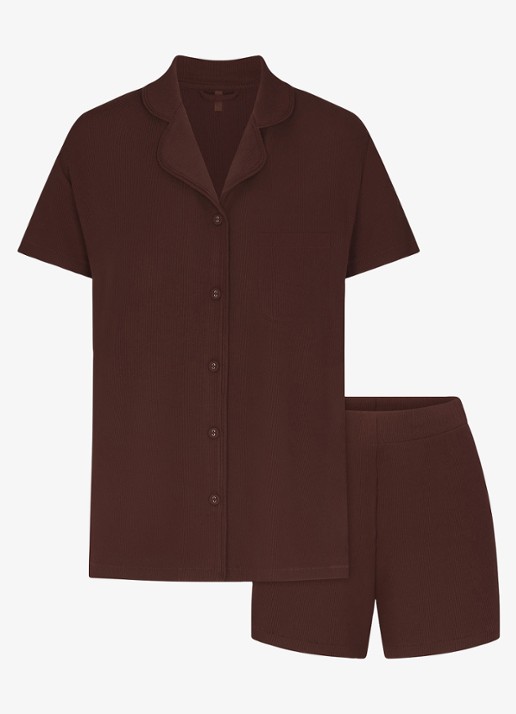 SKIMS Soft Lounge pyjamaset  - voorkant chocoladebruin