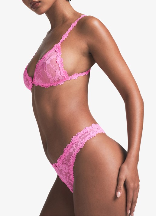 SKIMS Stretch Lace string van kant - detail 3 sugar pink