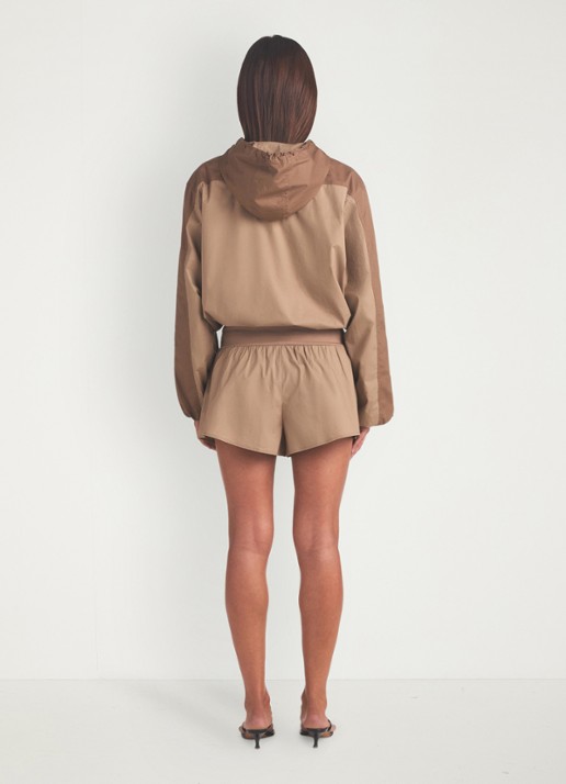 SKIMS Woven Cotton short met logoborduring - achterkant 3 donkerbeige