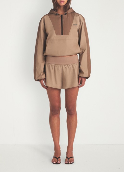 SKIMS Woven Cotton short met logoborduring - voorkant 5 donkerbeige