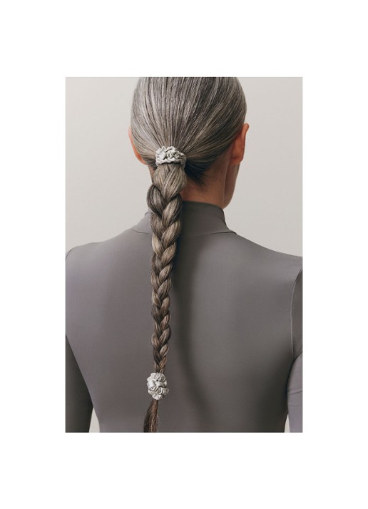 slip Pure Silk Skinny Scrunchies - zijden haarelastiek - detail 4 silver