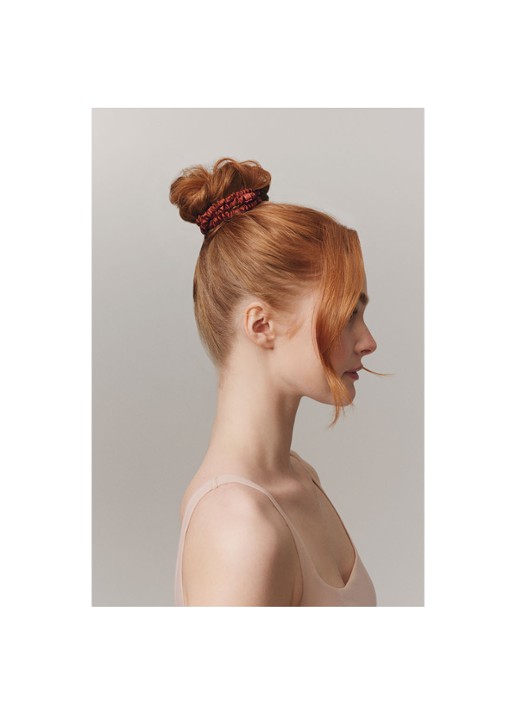slip Pure Silk Skinny Scrunchies - zijden haarelastiek - detail 4 auburn