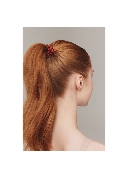 slip Pure Silk Skinny Scrunchies - zijden haarelastiek - detail 5 auburn