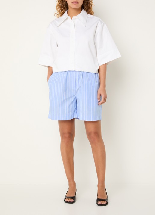 Sofie Schnoor Appliesw low waist loose fit korte broek met streepprint - voorkant 2 middenblauw