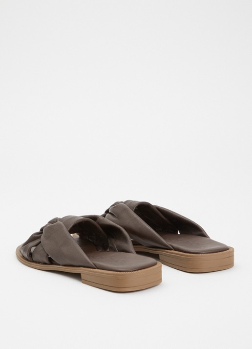 Sofie Schnoor Dagmarsw slipper van leer met knoopdetail - achterkant 5 hazelnootbruin