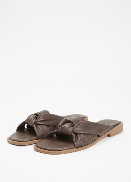 Sofie Schnoor Dagmarsw slipper van leer met knoopdetail - detail hazelnootbruin
