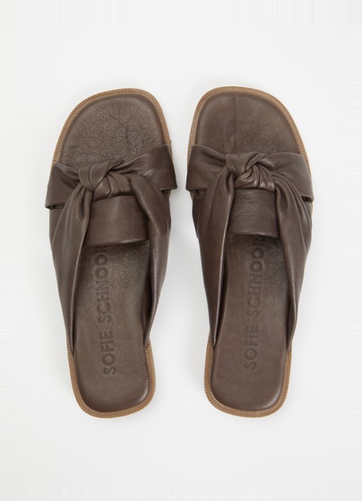 Sofie Schnoor Dagmarsw slipper van leer met knoopdetail - detail 2 hazelnootbruin