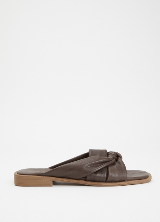 Sofie Schnoor Dagmarsw slipper van leer met knoopdetail
