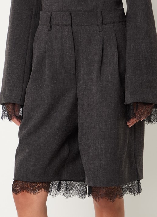Sofie Schnoor Luciasw high waist wide fit korte broek met details van kant