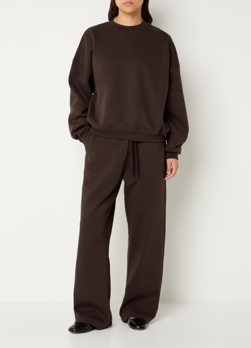 Sofie Schnoor Paross sweater met ronde hals - voorkant 3 donkerbruin