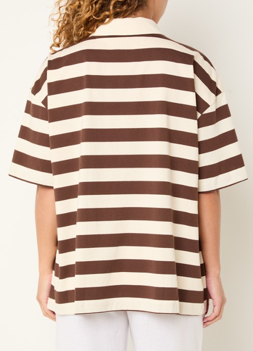 Sofie Schnoor Pilsw polo met streepprint - achterkant hazelnootbruin